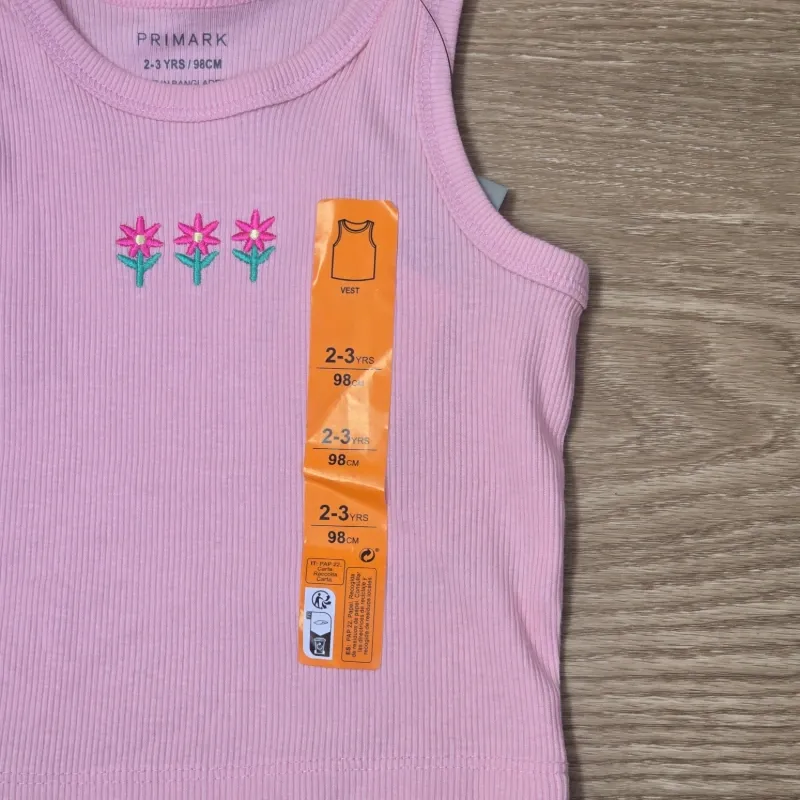 Top color rosa con flores
