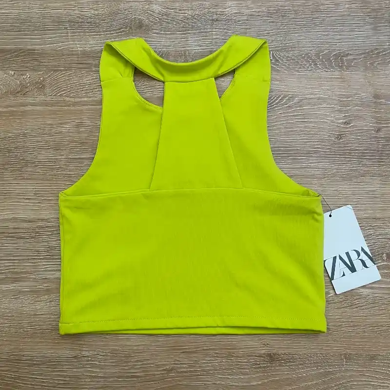 Top deportivo Zara color verde