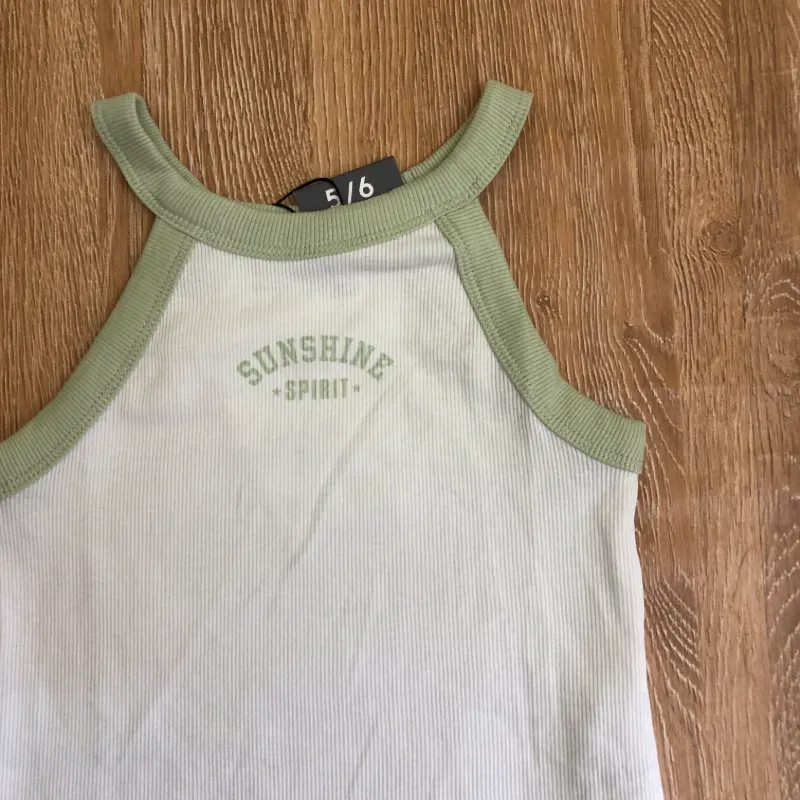 Top "Sunshine Spirit" color verde