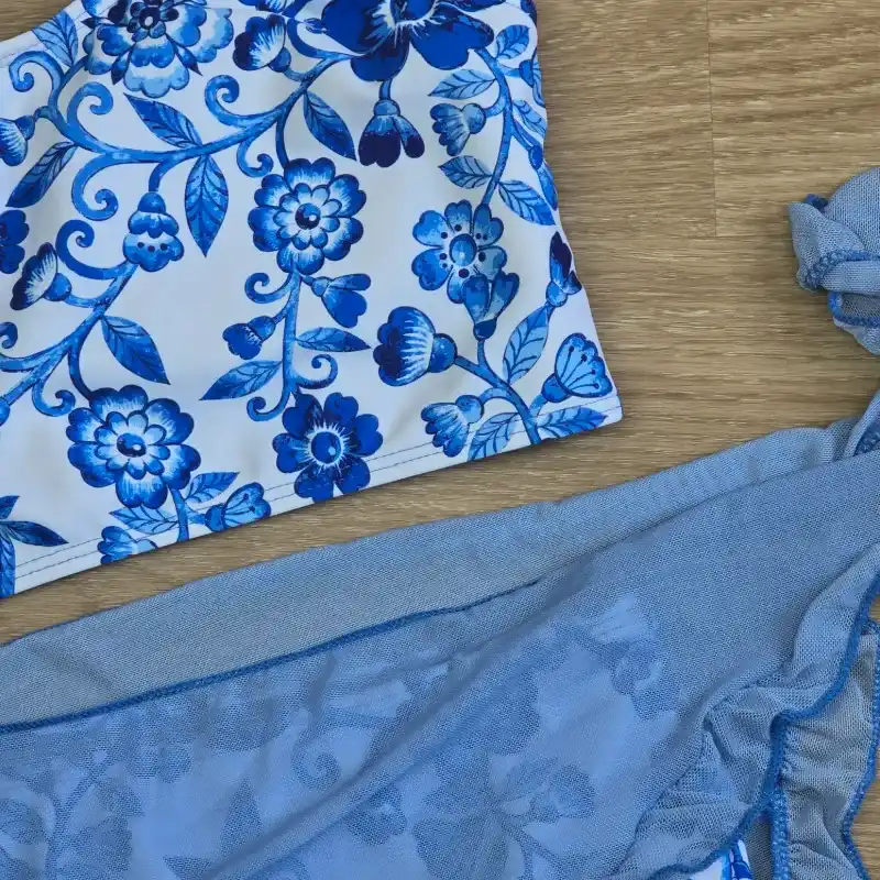 Traje de Baño azul con flores y Paredo