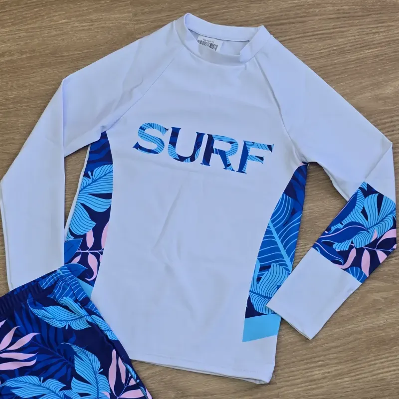 Traje de baño azul de mangas largas