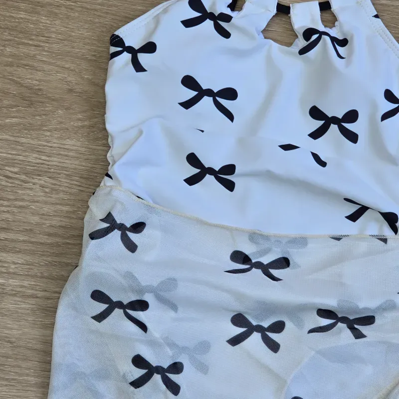 Traje de baño blanco con lazos negros