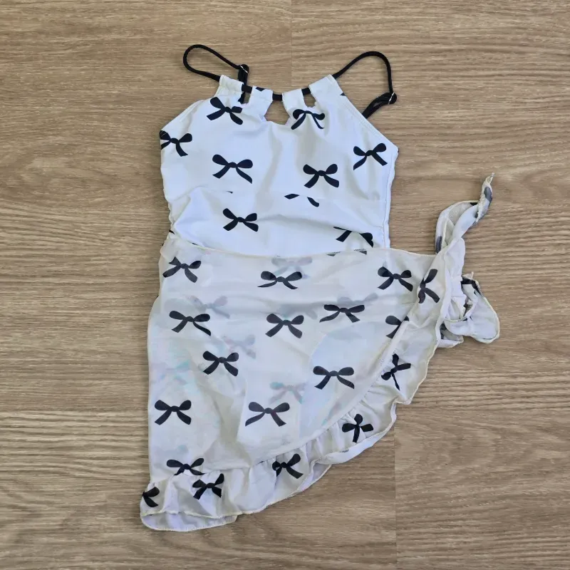 Traje de baño blanco con lazos negros