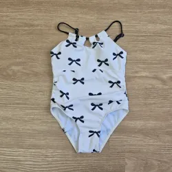 Traje de baño blanco con lazos negros