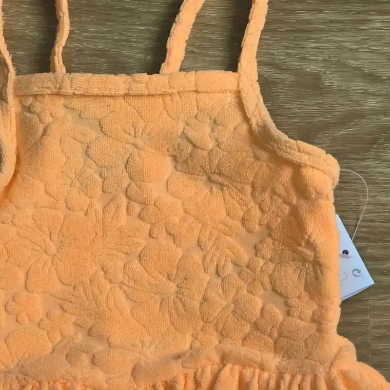 Traje de baño color naranja de flores