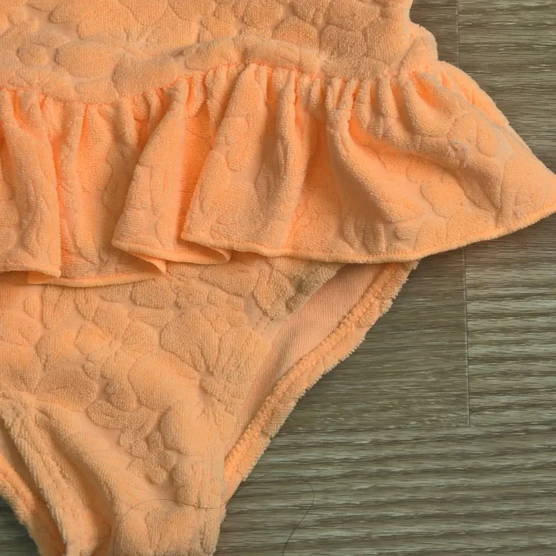 Traje de baño color naranja de flores