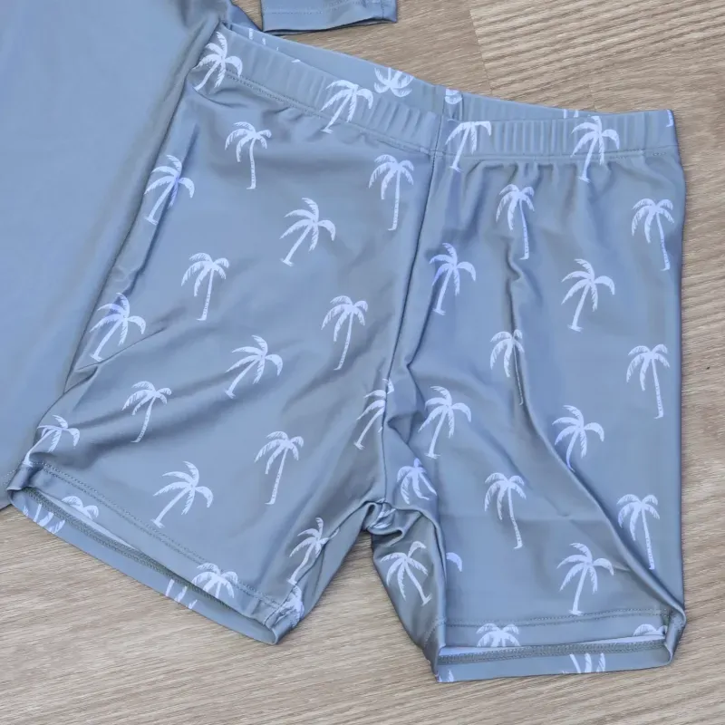 Traje de baño color verde de palmas con mangas largas