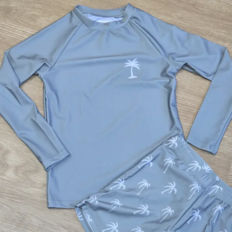 Traje de baño color verde de palmas con mangas largas