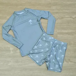 Traje de baño color verde de palmas con mangas largas