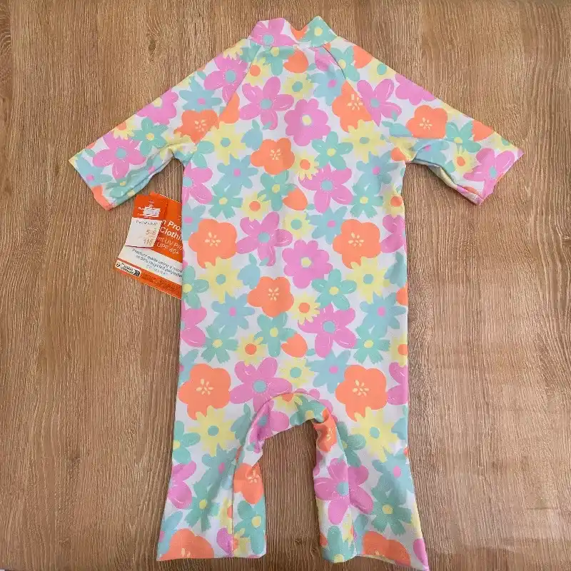 Traje de baño de flores con mangas largas 