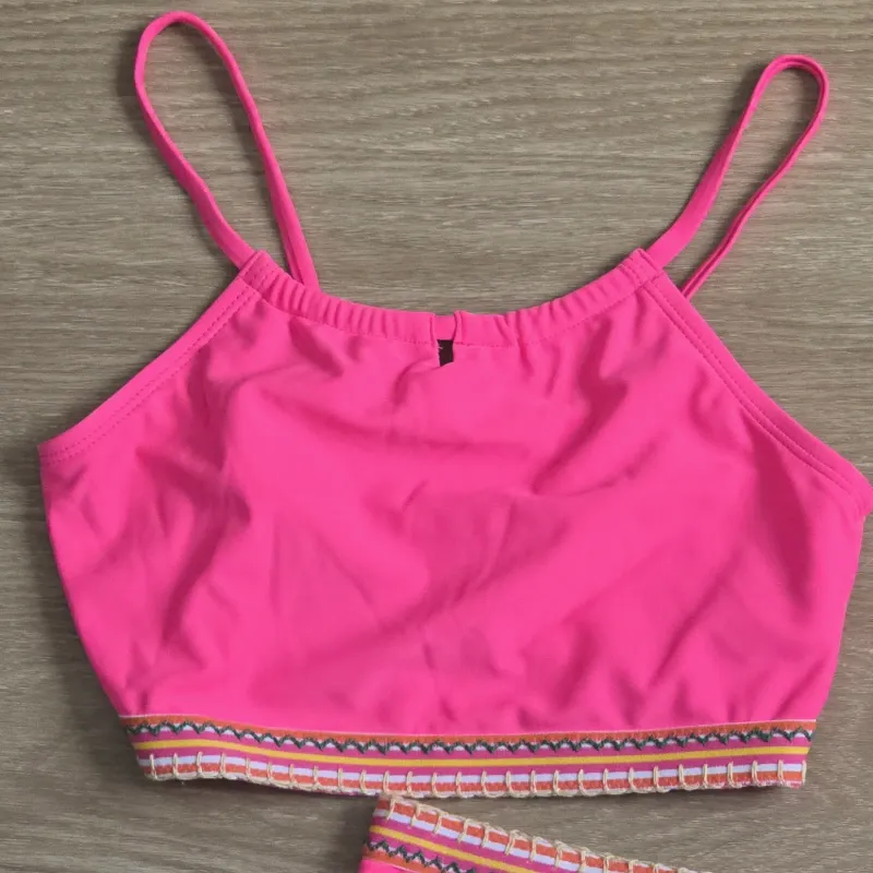 Traje de Baño Dos piezas rosa con detalles bordados