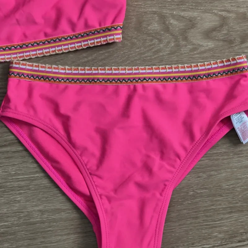 Traje de Baño Dos piezas rosa con detalles bordados