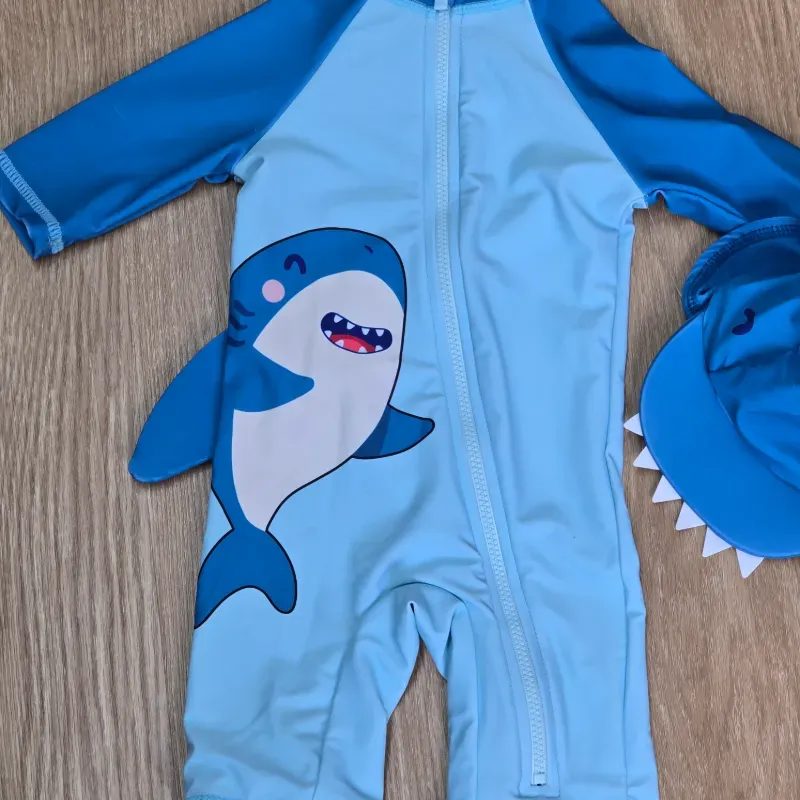 Traje de Baño enterizo con gorra de Tiburón