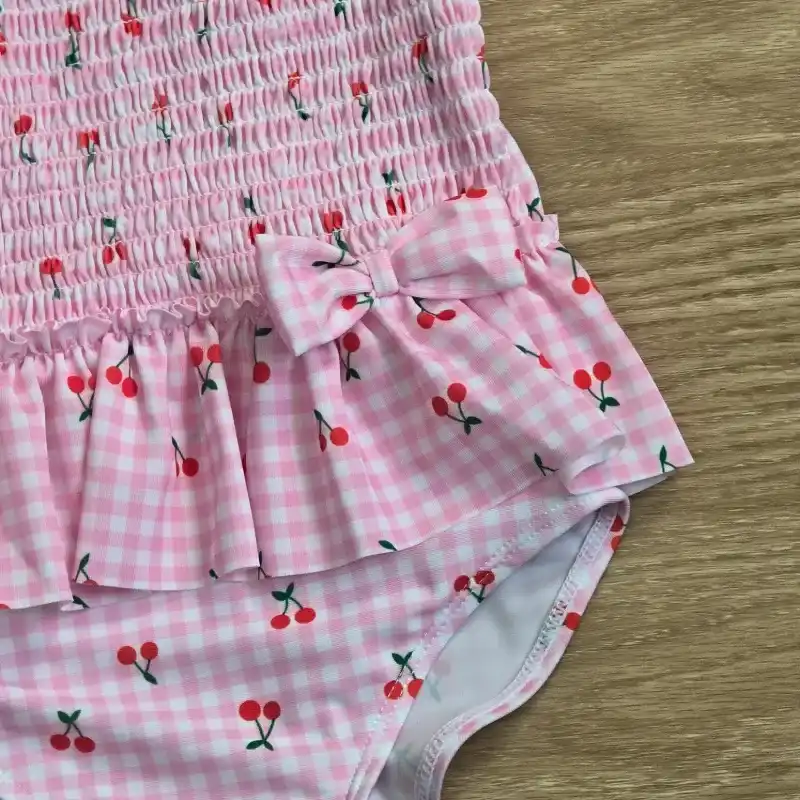 Traje de baño rosa con cerezas