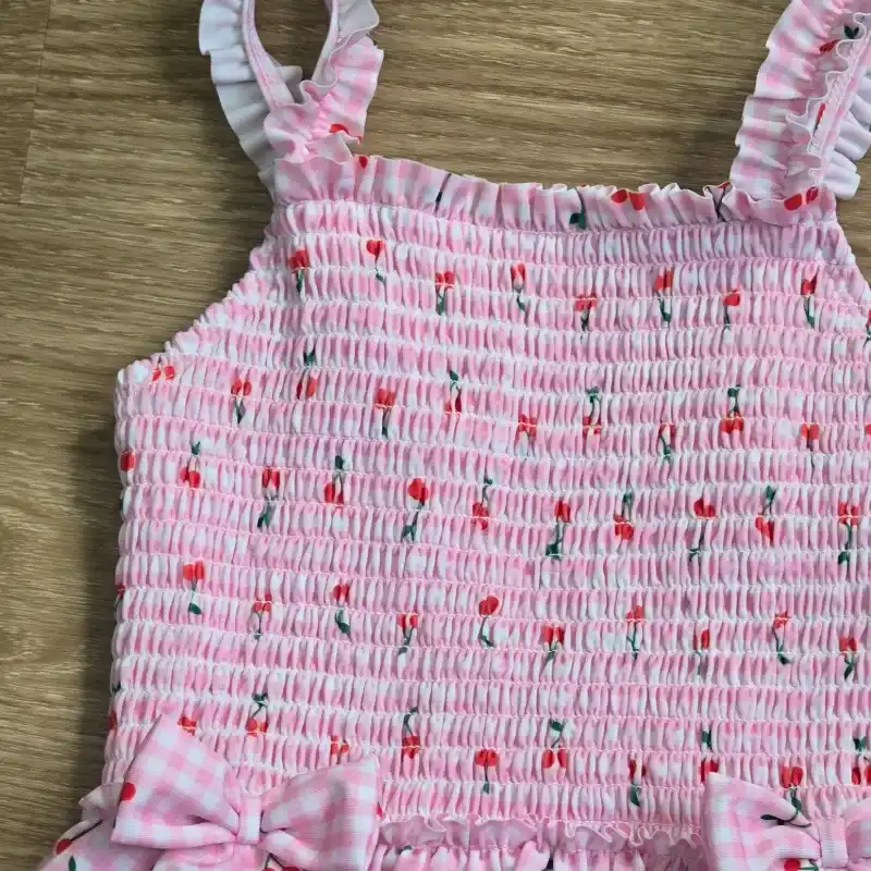 Traje de baño rosa con cerezas