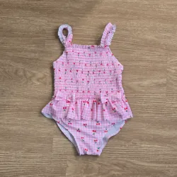 Traje de baño rosa con cerezas