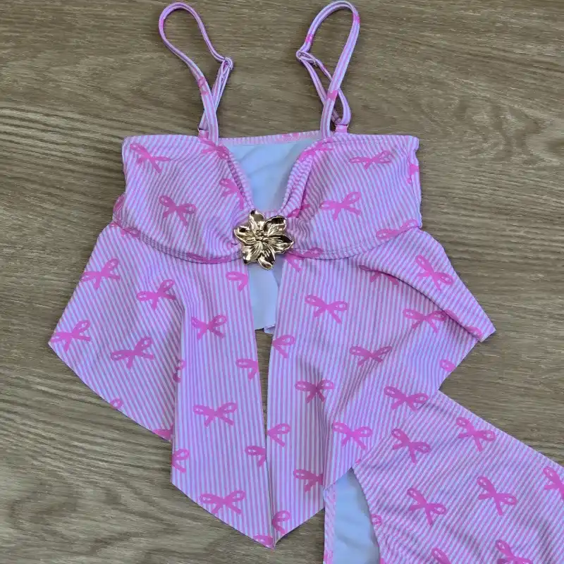 Traje de baño rosa con lazos con detalle de flor dorada