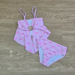 Traje de baño rosa con lazos con detalle de flor dorada