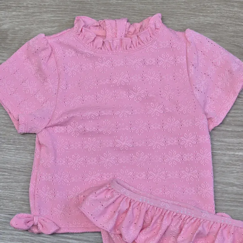 Traje de baño rosado con blusa con detalle de lazos