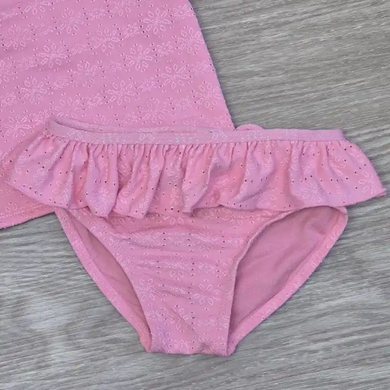 Traje de baño rosado con blusa con detalle de lazos