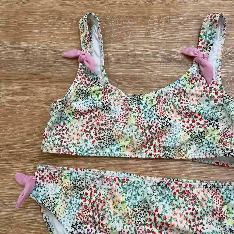 Trusa de colores con lazos rosados
