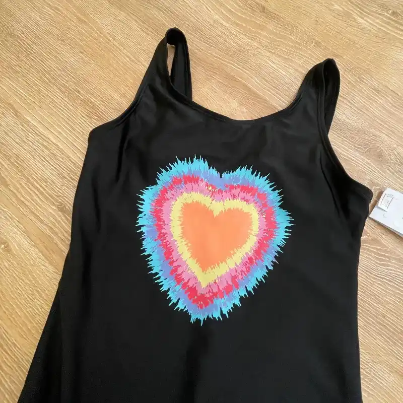 Trusa negra con corazón de colores