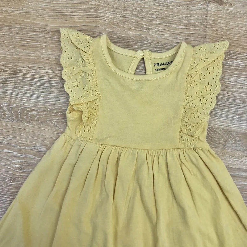 Vestido amarillo con encaje 