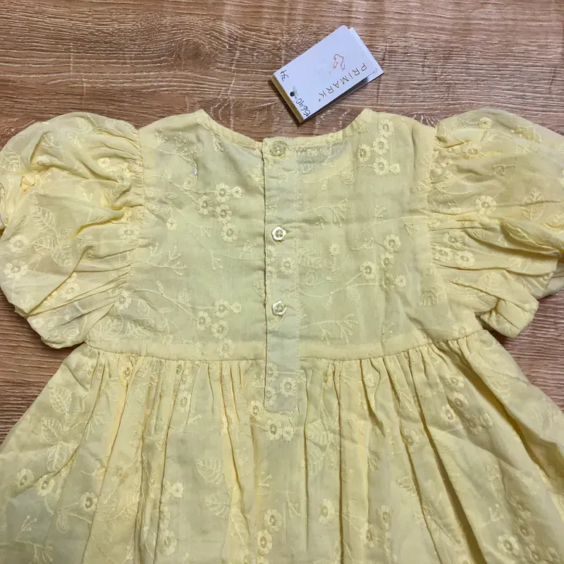 Vestido amarillo con flores bordadas