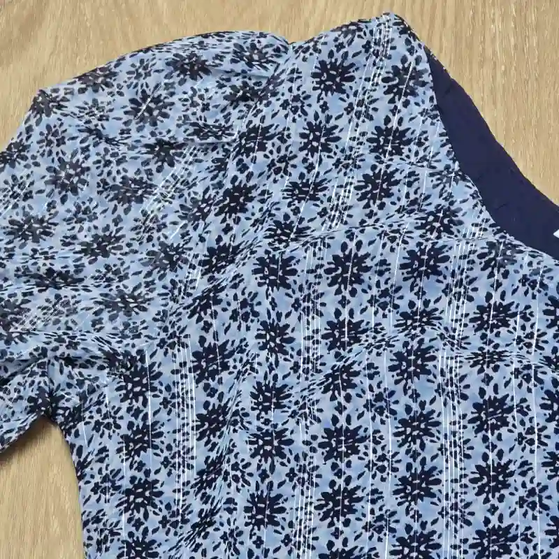 Vestido azul con flores y vuelos elegante