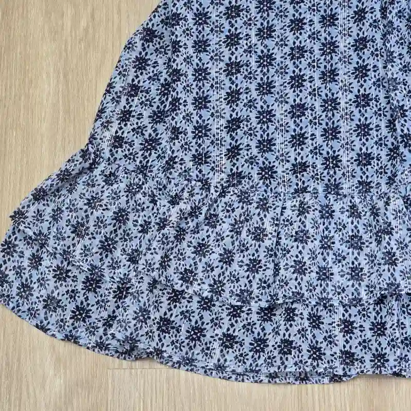 Vestido azul con flores y vuelos elegante