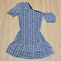 Vestido azul con flores y vuelos elegante