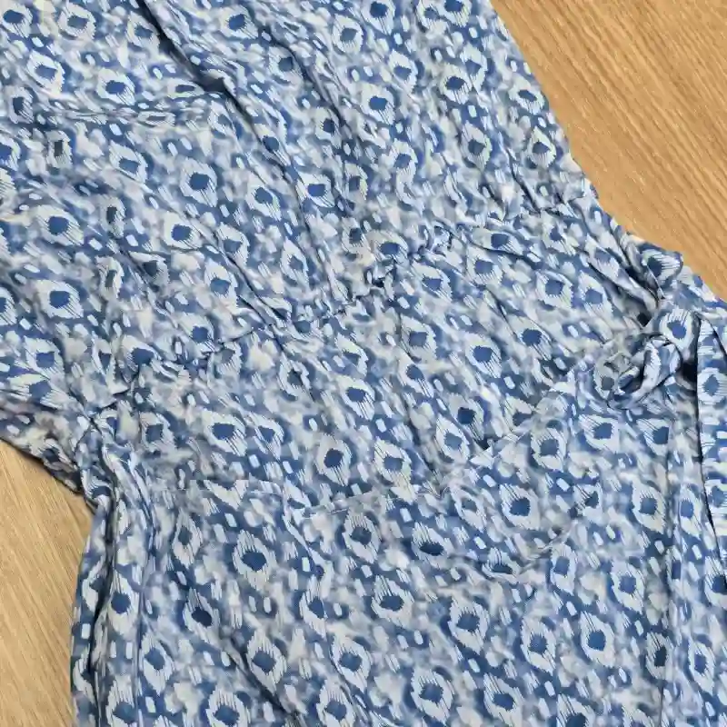 Vestido azul con lazo delantero