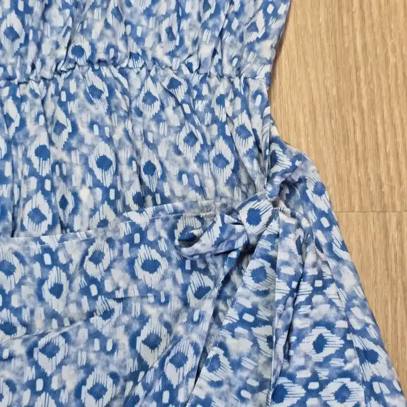 Vestido azul con lazo delantero