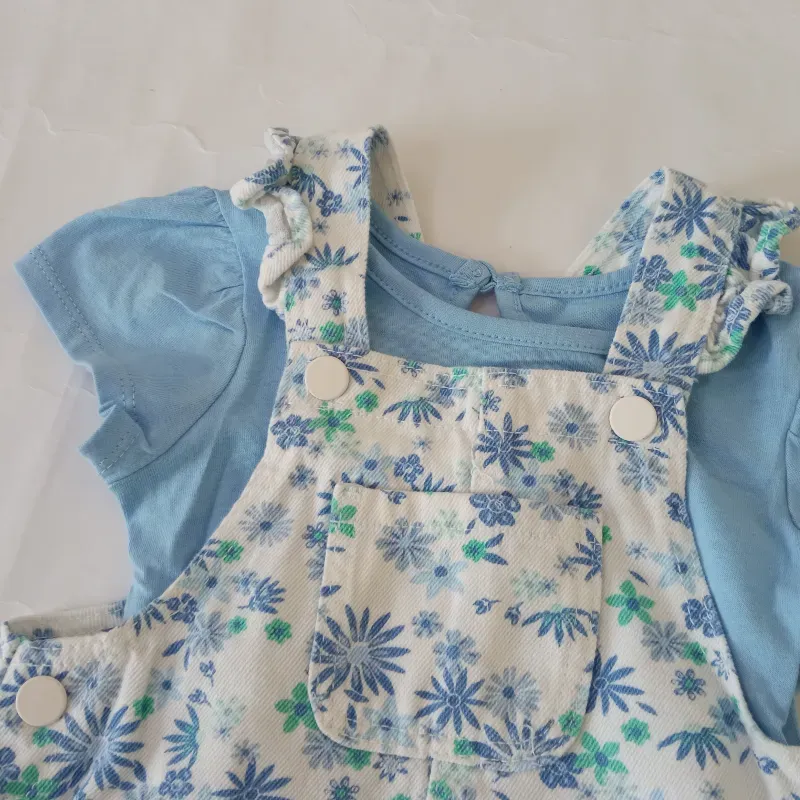 Vestido azul con overol de flores