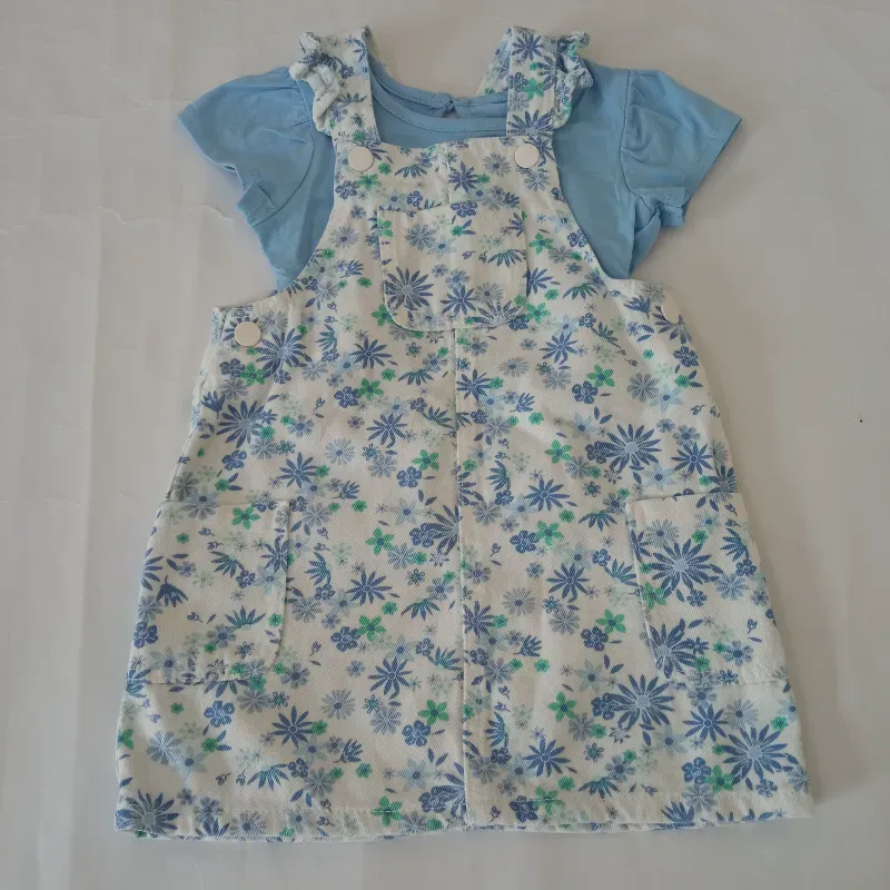Vestido azul con overol de flores