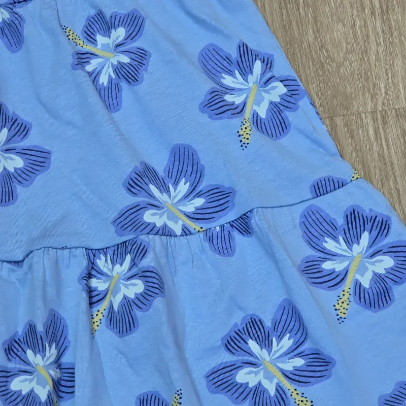 Vestido azul con vuelos y flores