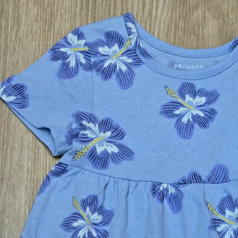 Vestido azul con vuelos y flores