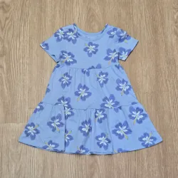 Vestido azul con vuelos y flores