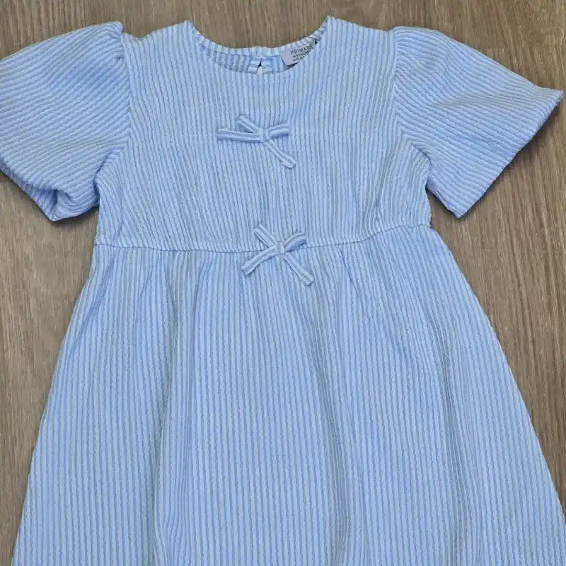 Vestido azul de rayas con lazos elegante