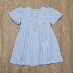 Vestido azul de rayas con lazos elegante