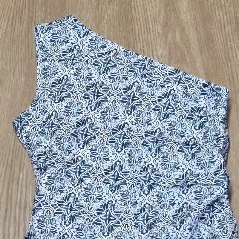 Vestido azul de un hombro