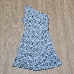 Vestido azul de un hombro