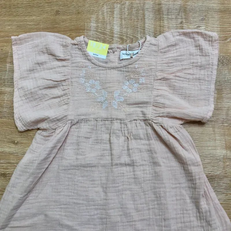 Vestido beige con flores blancas en el centro 