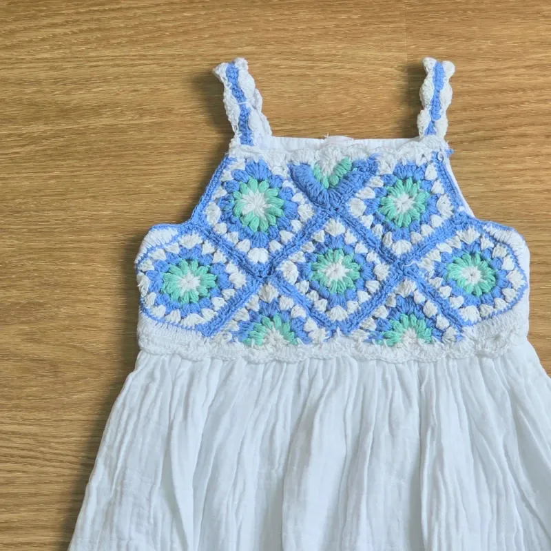 Vestido blanco con bordados azul y verdes
