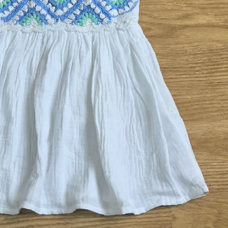 Vestido blanco con bordados azul y verdes