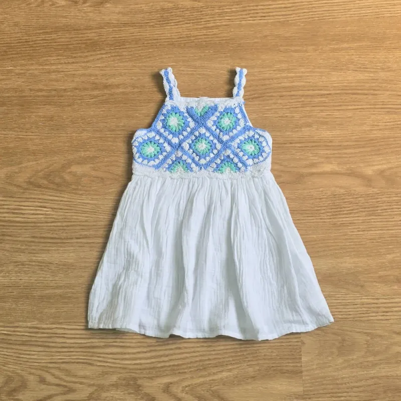 Vestido blanco con bordados azul y verdes