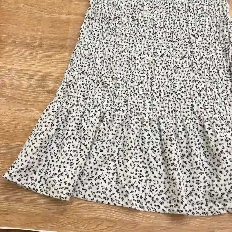 Vestido blanco con flores negras 