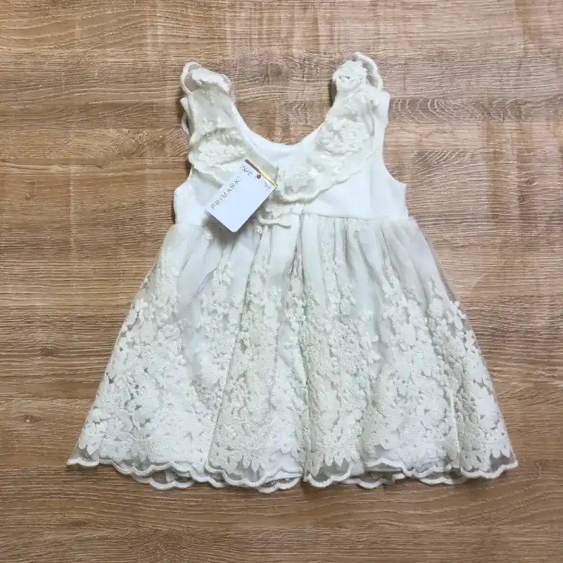 Vestido blanco con vuelos y bordados 