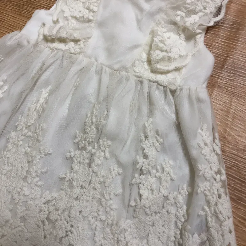Vestido blanco con vuelos y bordados 