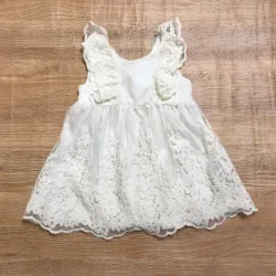 Vestido blanco con vuelos y bordados 